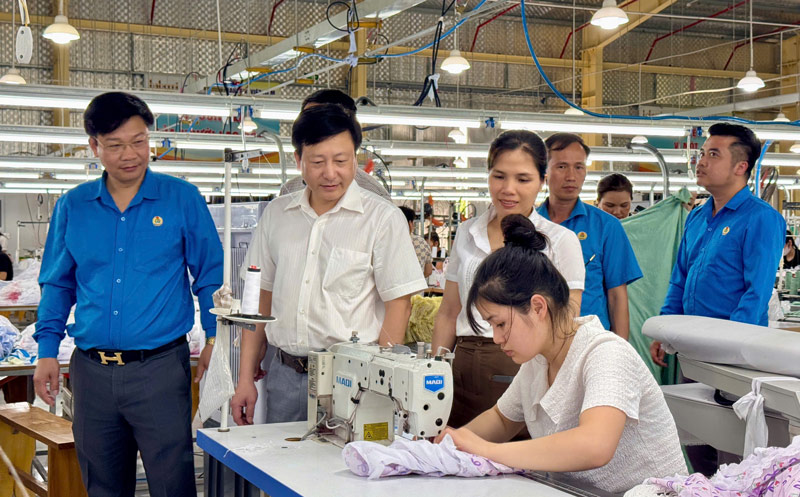 Tham hoi, dong vien nguoi lao dong trong cac doanh nghiep tai tinh Lao Cai. Anh: Tuan Hai