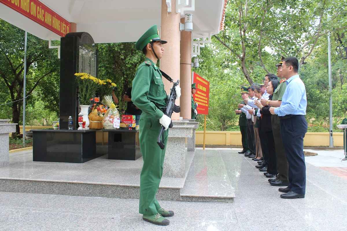 Doan cong tac dang huong tuong niem cac anh hung liet si hy sinh tai khu vuc Don Bien phong Se Re Pok. Anh: Nguyen Ngoc Lan