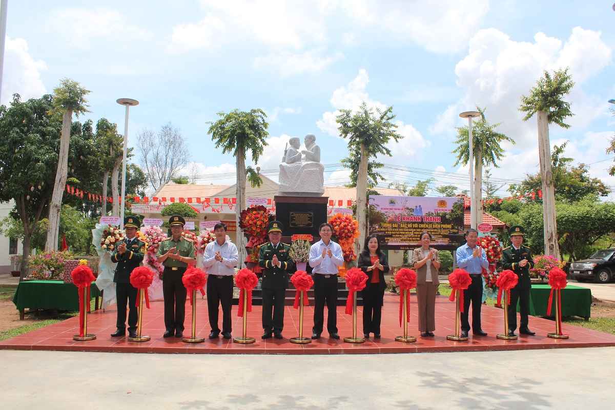 Delegates performed the ribbon cutting ceremony to inaugurate the monument. Photo: Nguyen Ngoc Lan