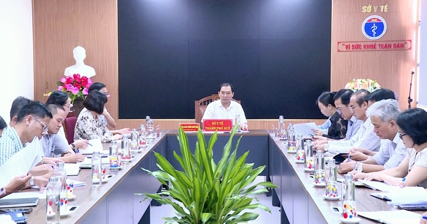 El Departamento de Salud de Hue requiere departamentos y unidades relevantes para fortalecer de manera proactiva y fortalecer la implementacion de las medidas de prevencion y control de la epidemia CIVI-19. Foto: Thanh Huong