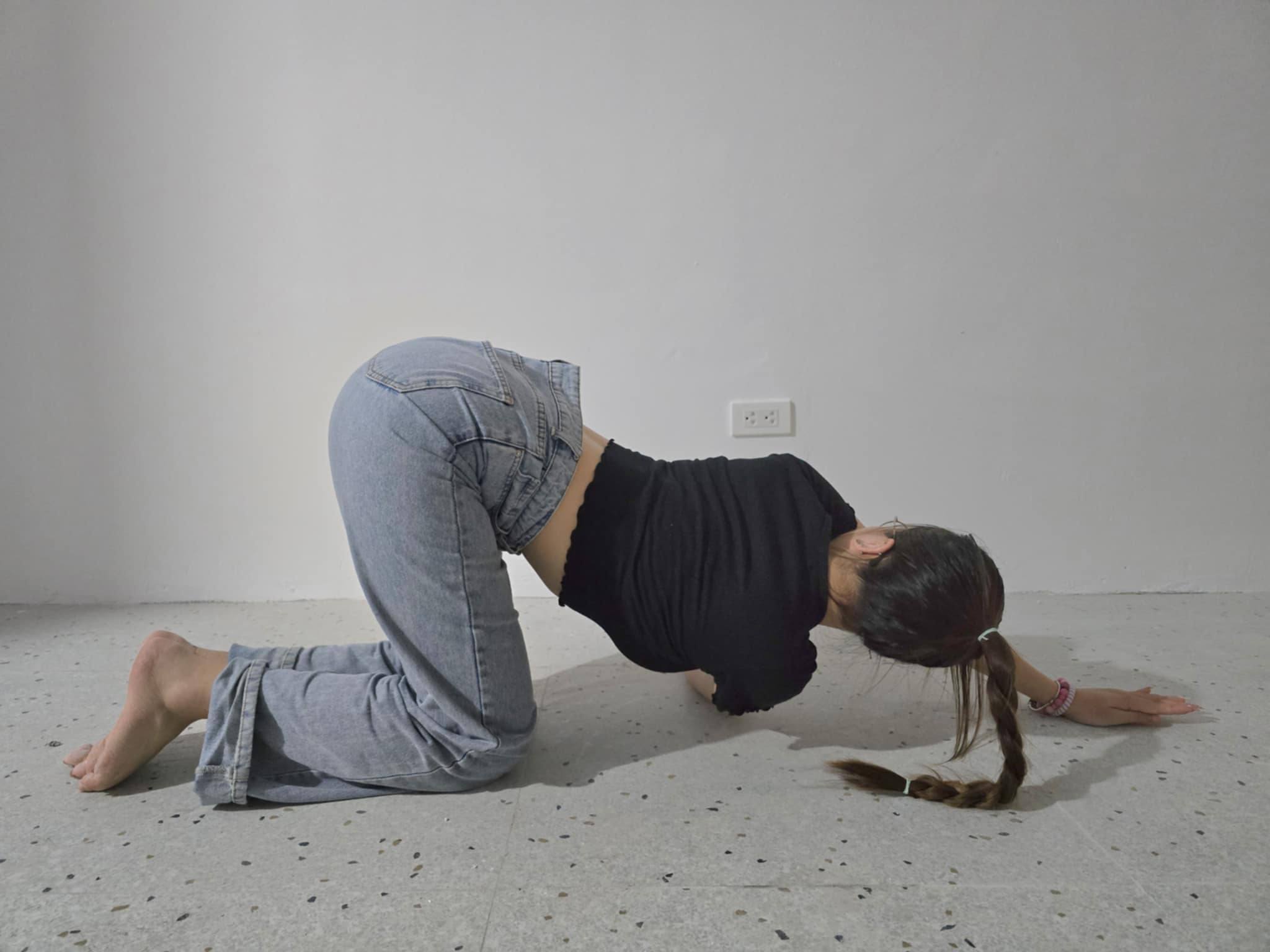 Practicar "enhebrar la aguja" regularmente ayudara a estirar la articulacion del hombro de manera efectiva. Foto: Khanh an