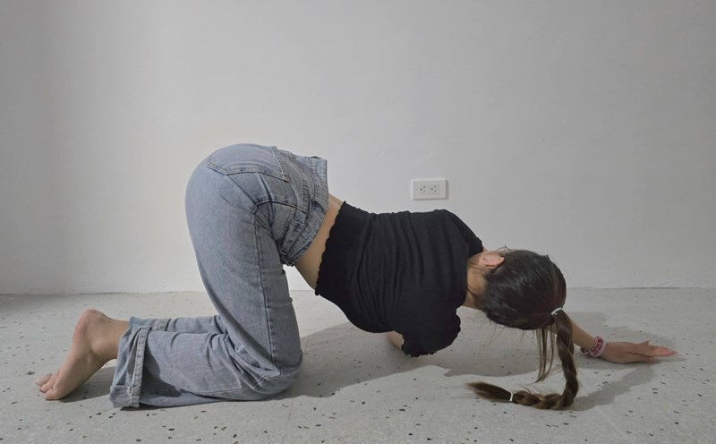 Regular practice of "Thread the Needle" will help stretch your shoulders effectively. Photo: Khanh An