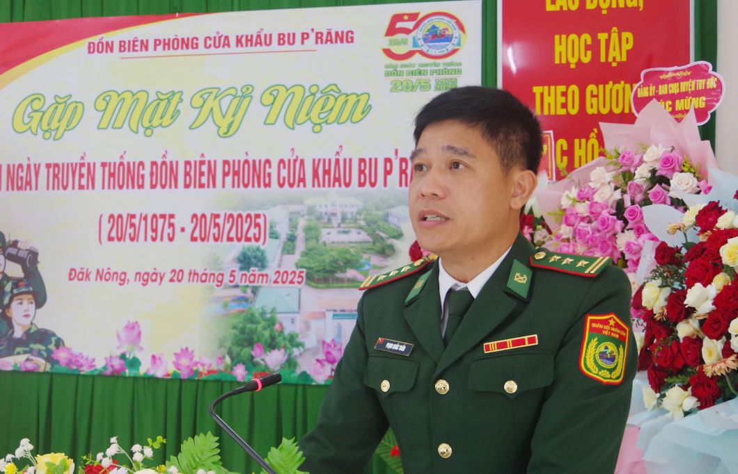 Thuong ta Pham Quoc Tuan, Don truong Don Bien phong cua khau Bu P’rang bao cao qua trinh xay dung va phat trien cua don vi. Anh: Van Hoan