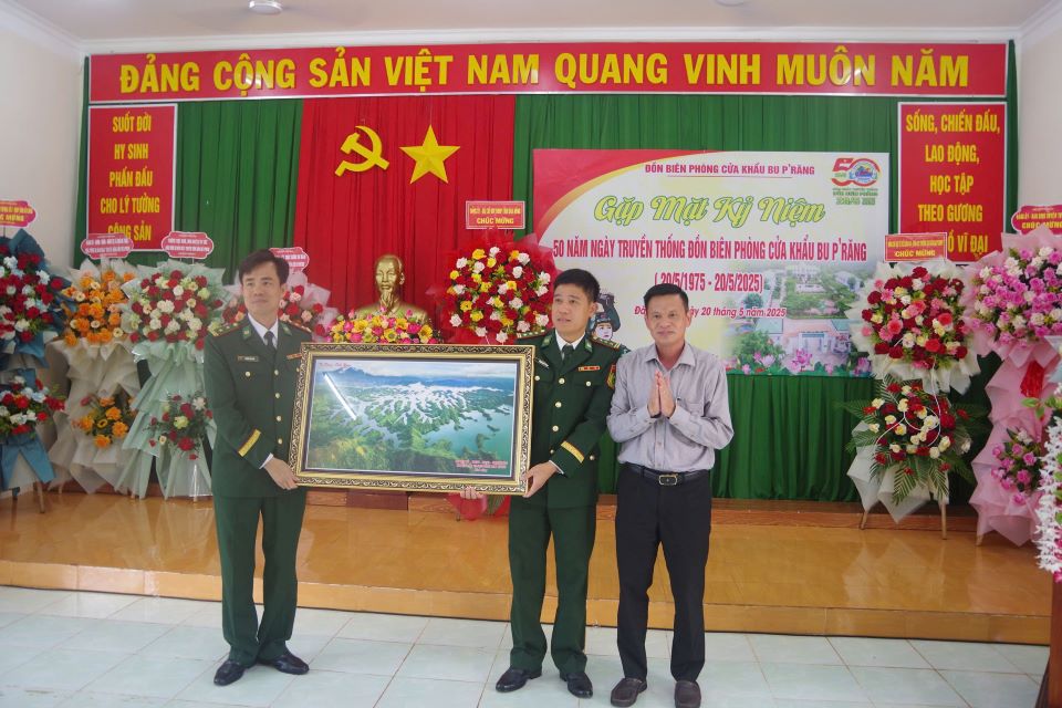 Cung voi nhiem vu bao ve bien gioi, Don Bien phong Cua khau Bu P’rang con trien khai nhieu chuong trinh cham lo cho ba con vung bien. Anh: Van Hoan