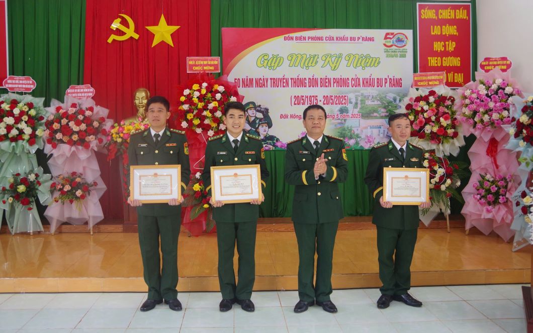 The Dak Nong Border Guard Command awarded Certificates of Merit to collectives and individuals with outstanding achievements. Photo: Van Hoan