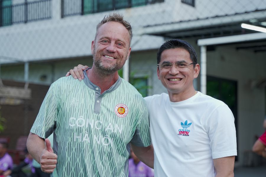 Coach Polking interacted with Mr. Kiatisak. Photo: CAHN FC