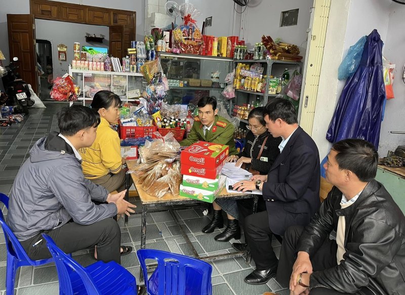Cong an xa Tam Phu, TP tam Ky, Quang Nam kiem tra hang gia, kem chat luong tai mot co so kinh doanh tren dia ban. Anh: Truong An