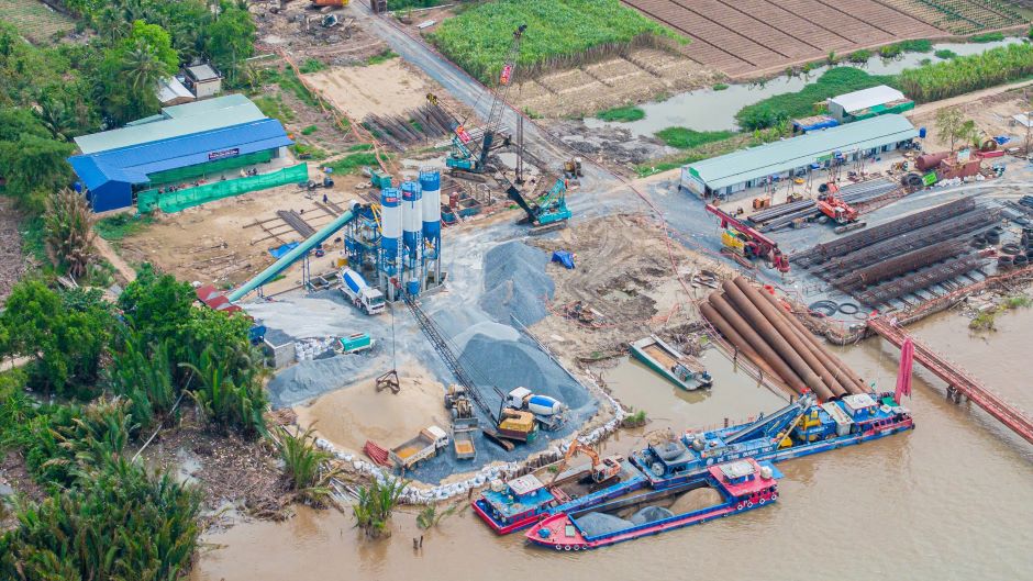 He thong thiet bi thi cong hien dai nhu may khoan coc nhoi XCMG460D, may cau 300T, 150T, sa lan 800T, 5000T, may dao, xe lu... cung duoc phan bo deu tai cac mui thi cong cau chinh, cau dan va duong cong vu.
