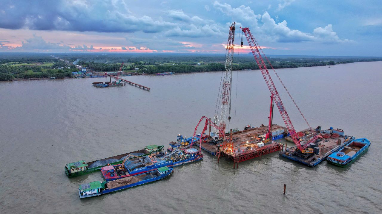 Tong toan tru P23 co 32 coc. Cac ky su va cong nhan dang tien hanh thi cong san dao giai doan 1, dong thoi gia cong long thep coc khoan nhoi cho cac hang muc tiep theo. -Dai dien deo ca cho biet, sau khi hoan thanh do be tong coc dau tien, nha thau tiep tuc trien khai cac coc tiep theo, trung binh moi coc mat 6 ngay de thi cong. Du kien den het thang 11 se hoan thanh cac coc khoan nhoi tru 24.