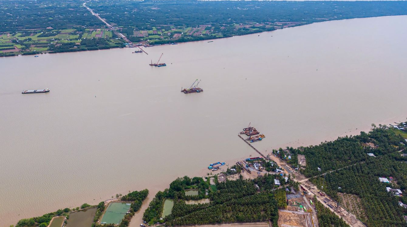 Tren cong truong xay dung cau Dai Ngai 1 – mot trong nhung du an ha tang giao thong trong diem quoc gia, cac nha thau dang khan truong trien khai thi cong dong loat nhieu hang muc quan trong thuoc Goi thau 15-XL, bao gom cau chinh, cau dan, cau cong vu va duong dan hai dau cau.