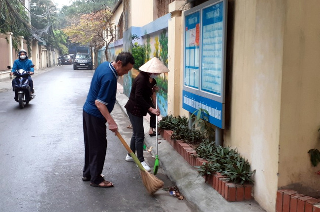 The draft adds the authority to award many titles to the Chairman of the People's Committee of the commune. In the photo is an environmental sanitation activity every Saturday morning at a cultural residential group in Thanh Xuan District, Hanoi. Photo: Thanhxuan.hanoi.gov.vn