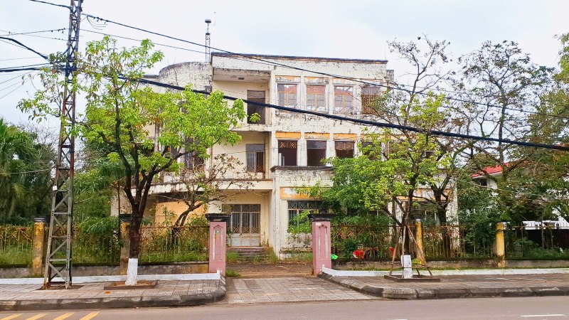 Mot tru so cong doi du, bo hoang nhieu nam giua trung tam TP Tam Ky, Quang Nam. Anh: Nguyen Hoang