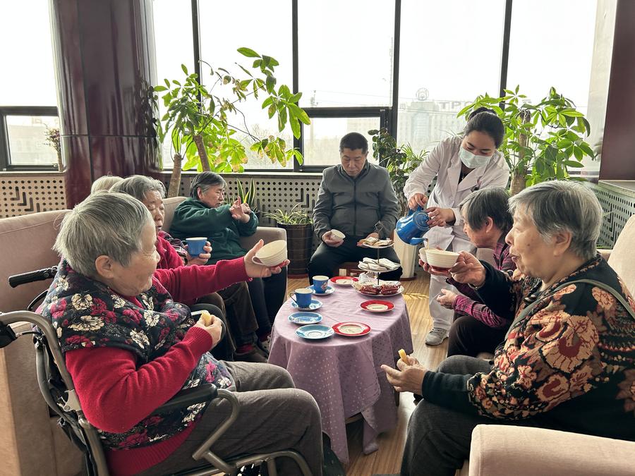 Mat ngu la mot trong nhung van de ve giac ngu ma nguoi cao tuoi thuong mac phai. Anh: Xinhua