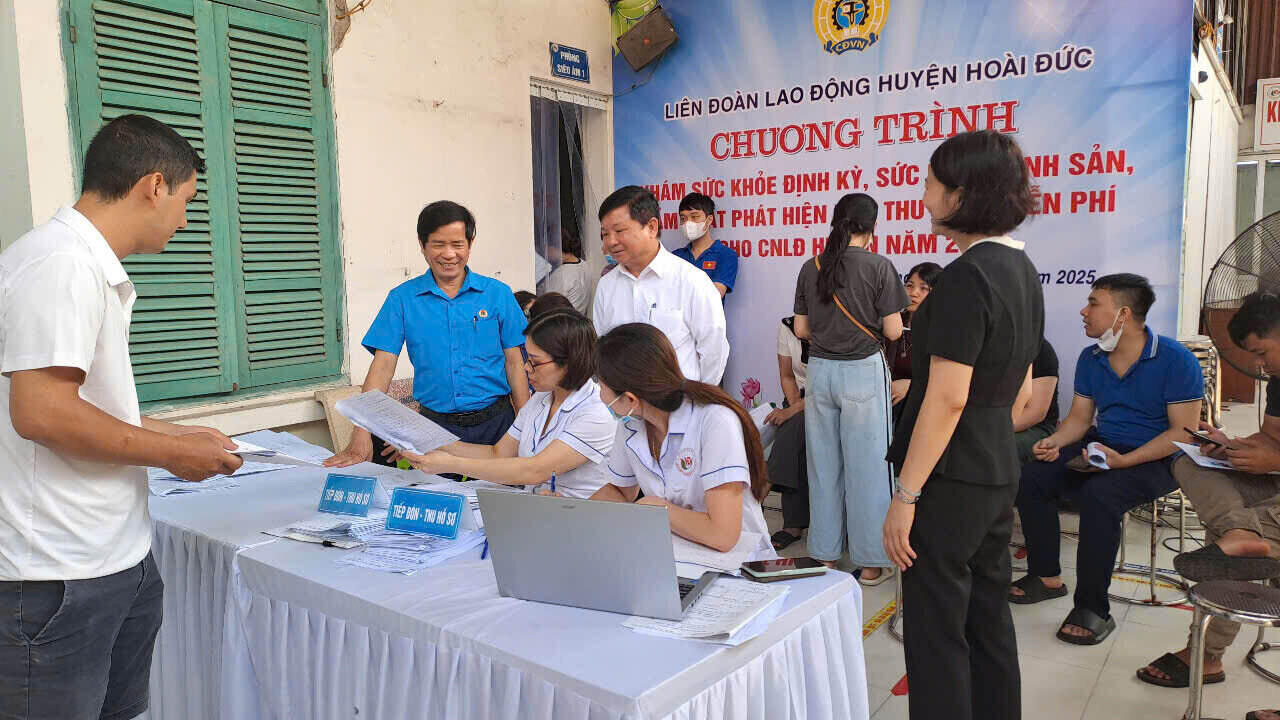 Workers in Hoai Duc district at the health examination organized by the District Labor Federation in coordination with Hoai Duc District General Hospital. Photo: Hai Yen
