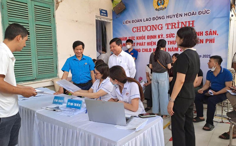 Workers in Hoai Duc district at the health examination organized by the District Labor Federation in coordination with Hoai Duc District General Hospital. Photo: Hai Yen
