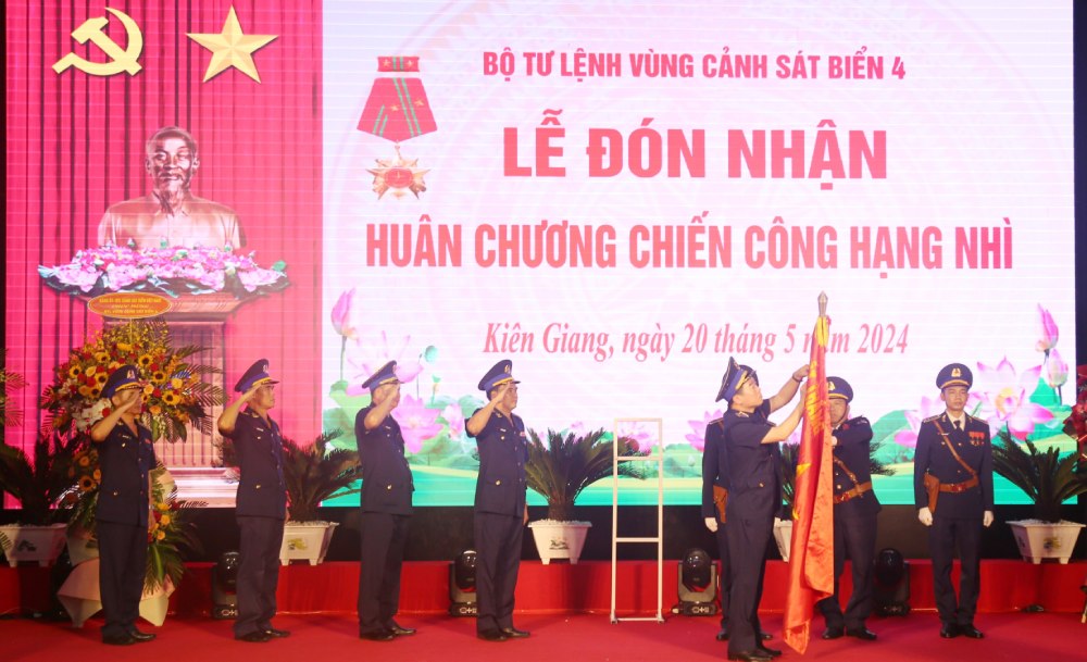 BTL Vùng Cảnh sát biển 4 đón nhận Huân chương Chiến công hạng Nhì vào năm 2024. Ảnh: BTL Vùng CSB4