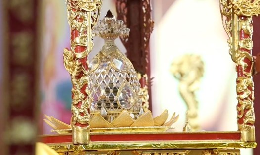 Cận cảnh xá lợi Đức Phật - quốc bảo của Ấn Độ - được cung thỉnh về Việt Nam và tôn trí tại các ngôi chùa đón tăng ni, Phật tử, người dân và du khách thập phương chiêm bái. Ảnh: Hải Nguyễn