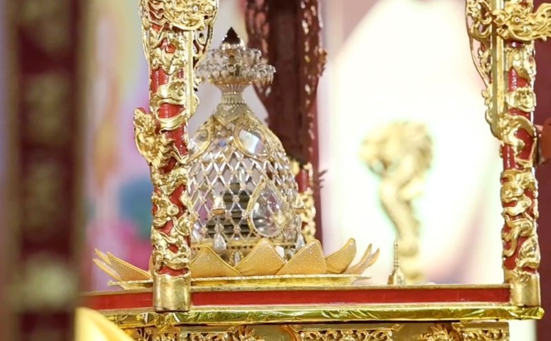 Close-up of the charity of Buddha - the national treasure of India - being invited to Vietnam and honored at pagodas to welcome monks, Buddhists, people and tourists from all over the world to worship. Photo: Hai Nguyen