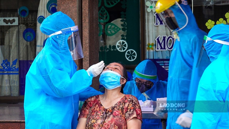 Xét nghiệm COVID-19 ở thời điểm năm 2021 tại Cần Thơ. Ảnh: Tạ Quang. 