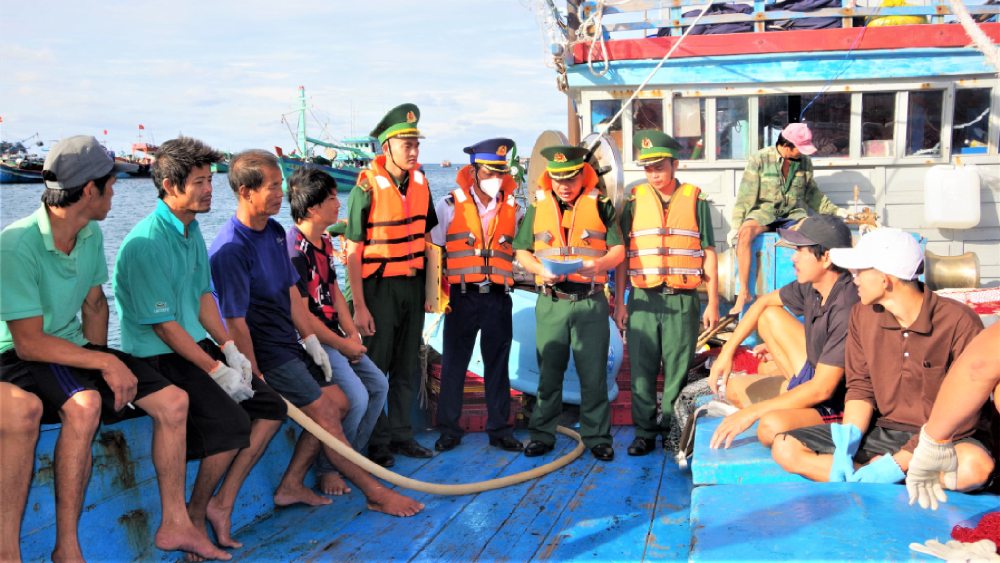 Tuyen truyen chong khai thac hai san vi pham vung bien nuoc ngoai cho ngu dan. Anh: Tien Vinh