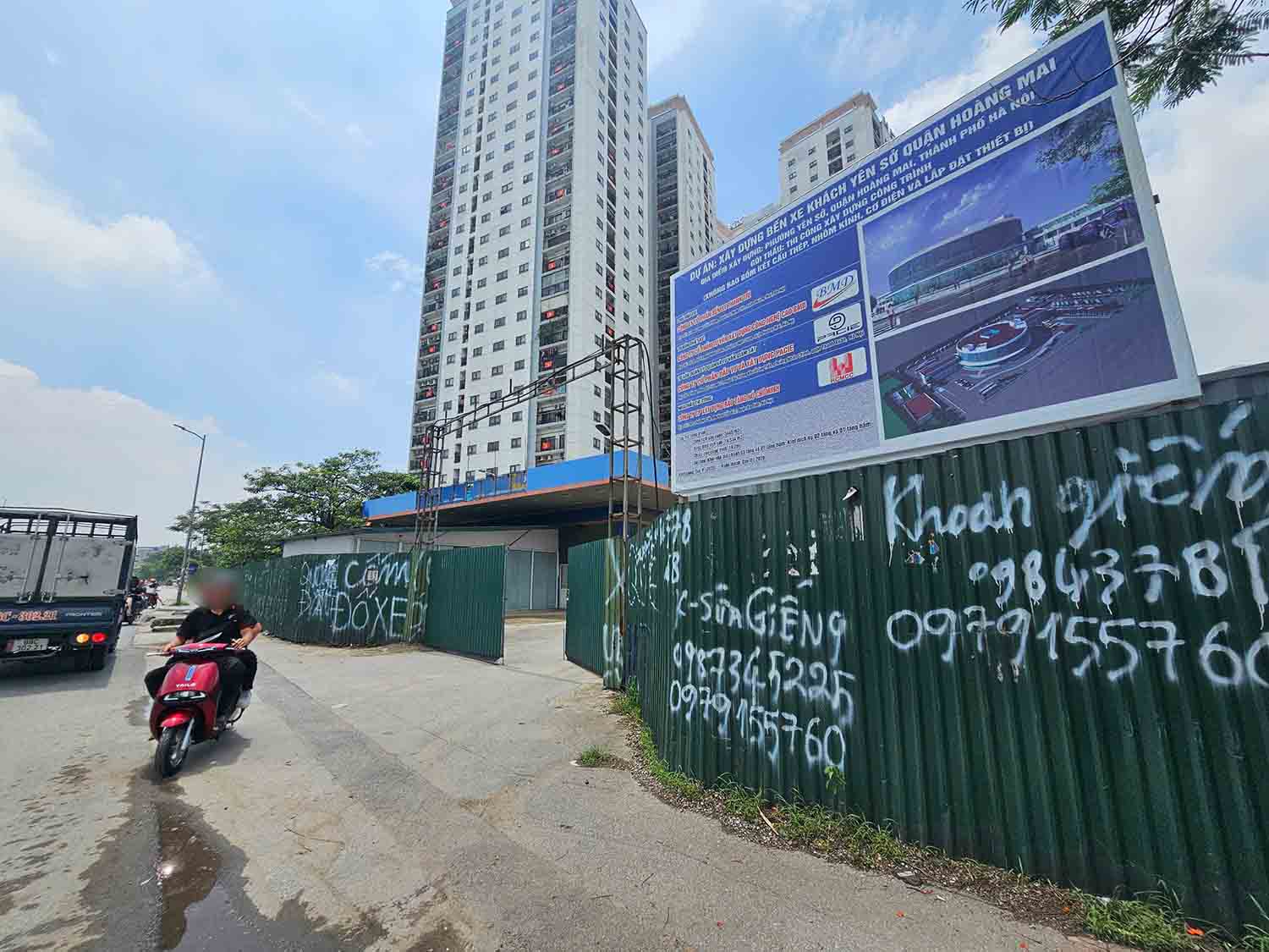 Lối vào dự án trên đường Vành đai 3. Ảnh: Hữu Chánh 