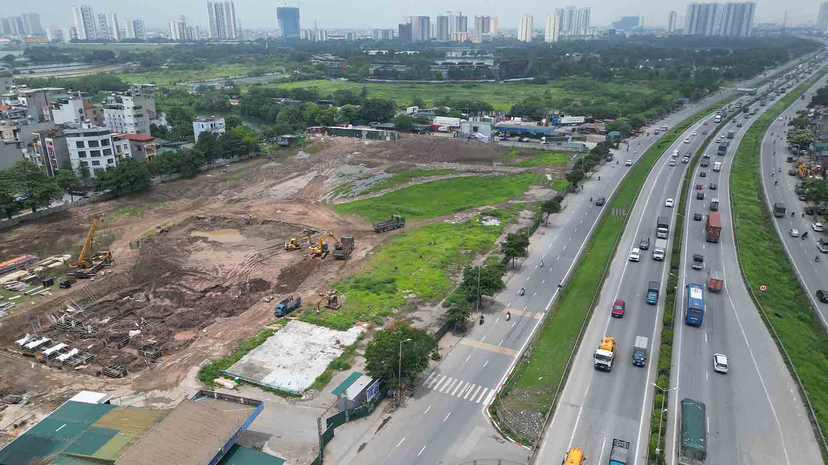 Bến xe được xây dựng cạnh tuyến đường Vành đai 3. Ảnh: Hữu Chánh 