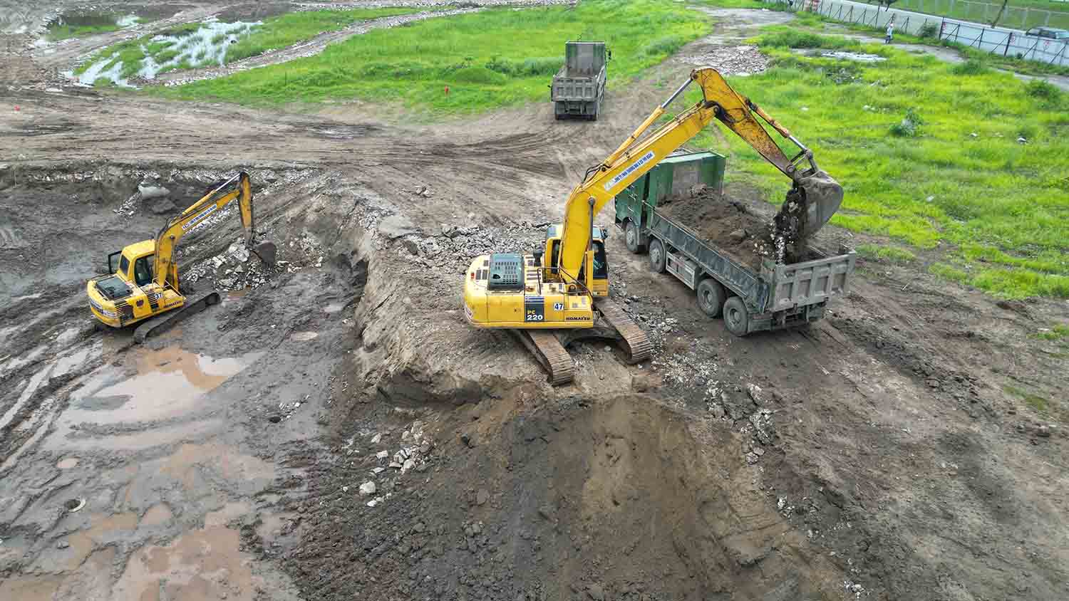Nhiều máy móc được huy động làm việc trên công trường dự án. Ảnh: Hữu Chánh 