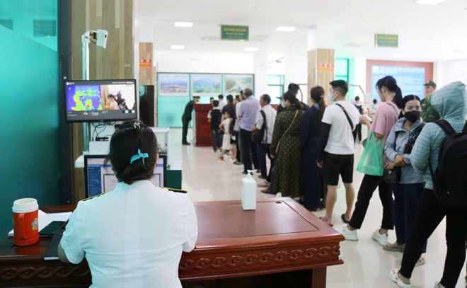 Đặt máy đo thân nhiệt ở cửa khẩu Lào Cai phòng COVID-19