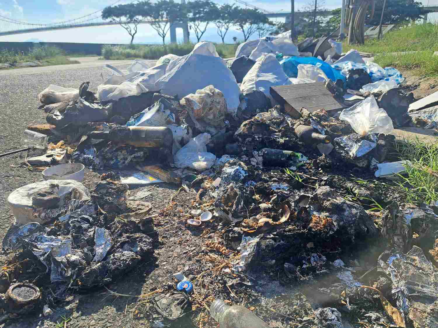 People burn garbage at the Da Nang Real Estate and Yard project. Photo: Nguyen Linh
