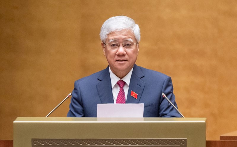 Member of the Politburo, Secretary of the Party Central Committee, Chairman of the Central Committee of the Vietnam Fatherland Front Do Van Chien presented the draft law. Photo: VPQH