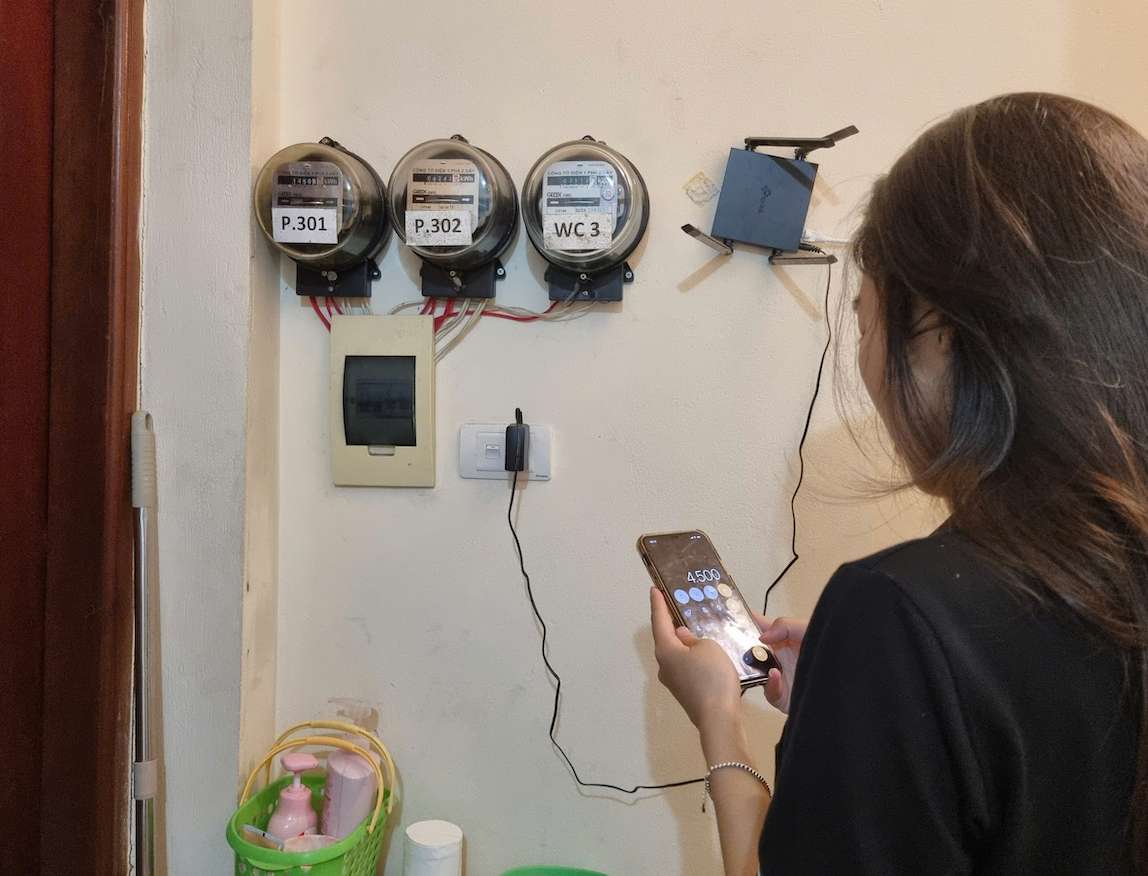 Students have to do many ways to deal with the increase in electricity prices during the hot season. Photo: Thach Lam
