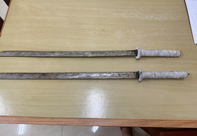 Tang vật là 2 thanh kiếm mà 4 đối tượng sử dụng đi cướp tài sản ở xã Thịnh Lộc, huyện Can Lộc, tỉnh Hà Tĩnh. Ảnh: Công an Hà Tĩnh.