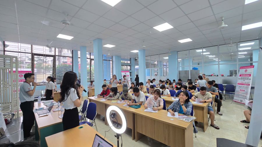 La sesion de trabajo de Heesung Electronics Co., Ltd. en la mañana del 19 de mayo. Foto: Bang Tam