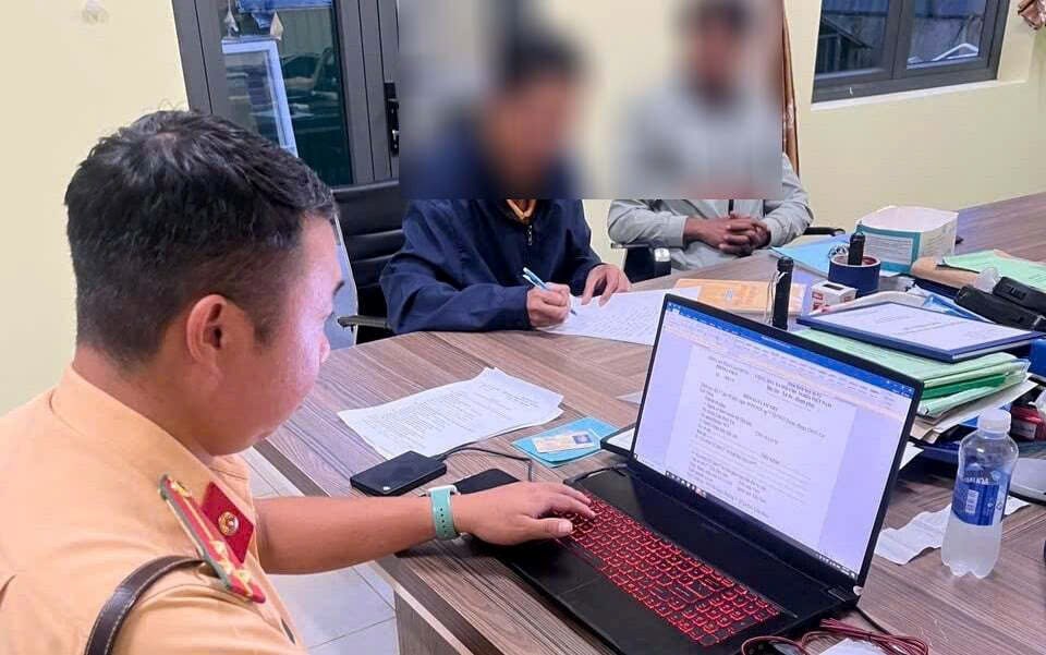 El Sr. K't (con una camisa azul oscuro) es el conductor que va en la direccion opuesta en la carretera. Foto: Lam Hong