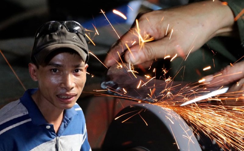 Bàn tay giữa lửa than giữ hồn nghề rèn