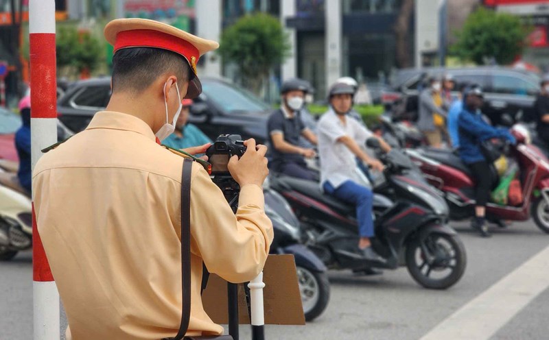 The working group of Road Traffic Police Team No. 6 organized a recording of fines for motorbikes riding on the sidewalk, running red lights... on Tran Duy Hung Street, on the morning of May 21. Photo: Nguyen Dat