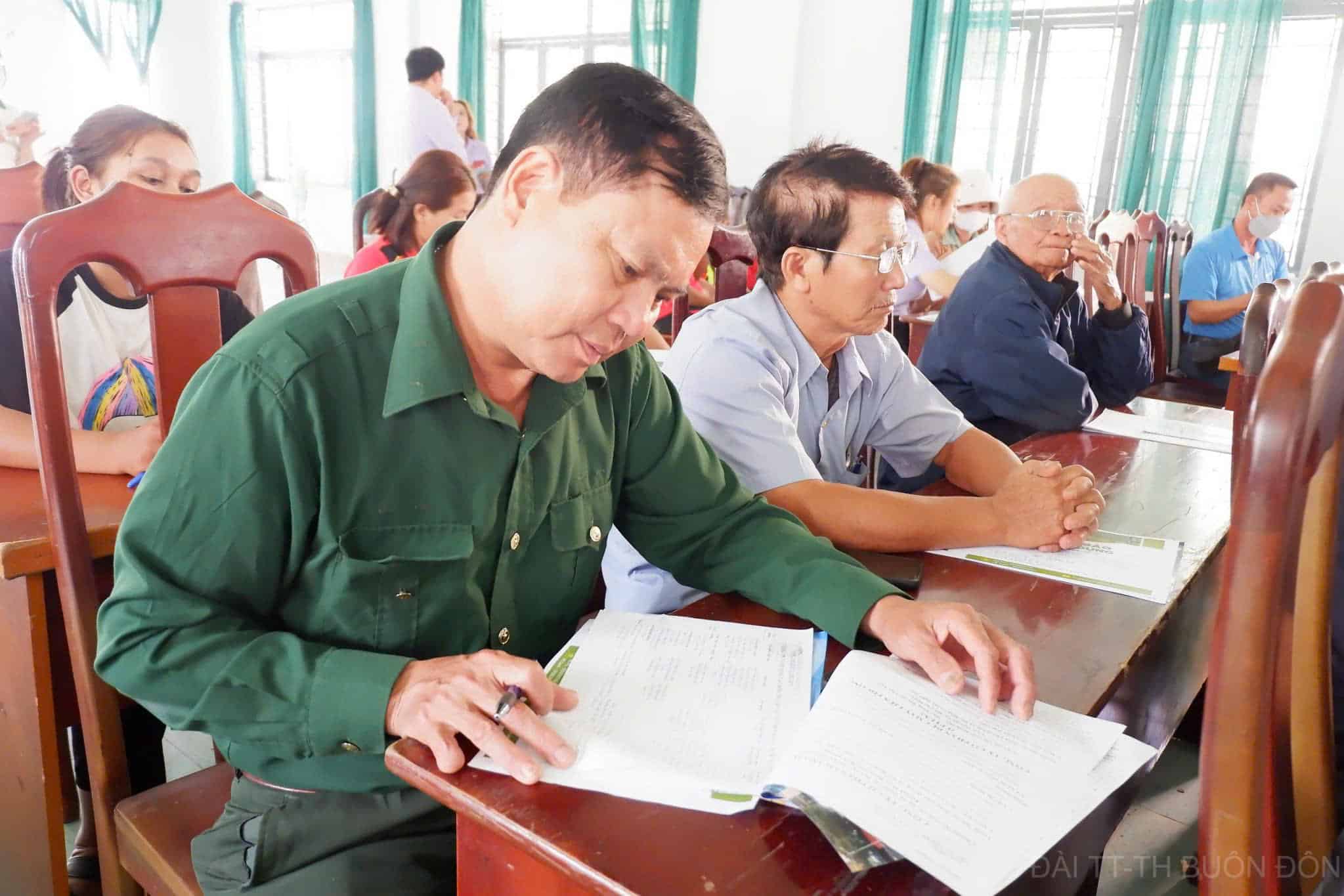 Cán bộ thôn, xã có vai trò trong việc động viên, hướng dẫn người lao động chủ động tìm kiếm việc làm phù hợp. Ảnh: Bảo Lâm 