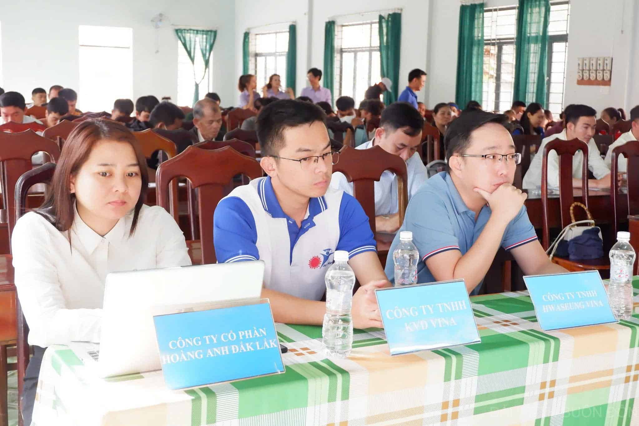 Đại diện doanh nghiệp tư nhân về các xã biên giới để tìm kiếm lao động. Ảnh: Bảo Lâm 