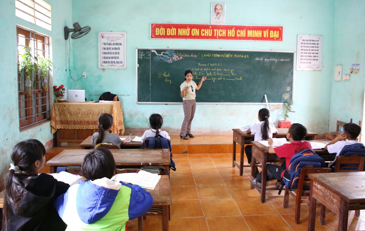 The consideration of promotion to professional titles will improve the treatment regime for teachers. In the photo is the school hours at a school in the mountainous area of Dakrong district, Quang Tri province. Photo: Hung Tho