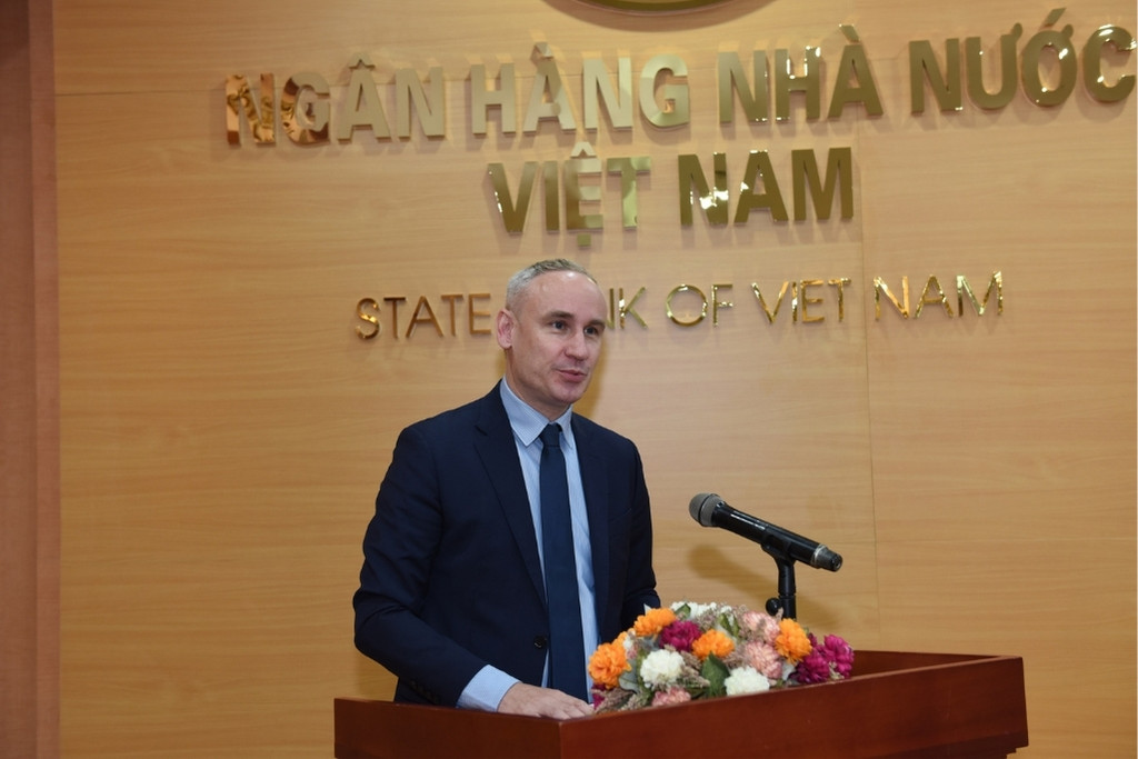 Dai dien Chinh phu Duc, TS. Michaela Baur - Giam doc quoc gia GIZ tai Viet Nam chia se tai toa dam. Anh: NHNN