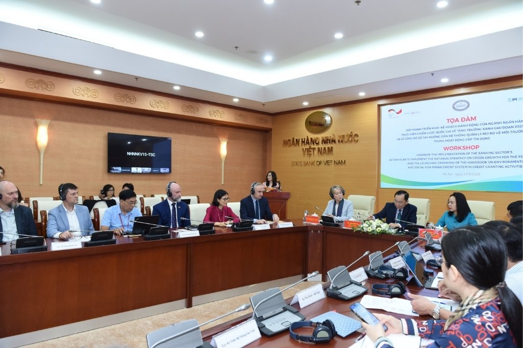 Officially announce the ESMS handbook in credit granting activities. Photo: SBV