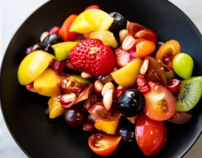 Berry and cherry tomato salad helps support skin health during hot summer days. Photo: Thu Lan