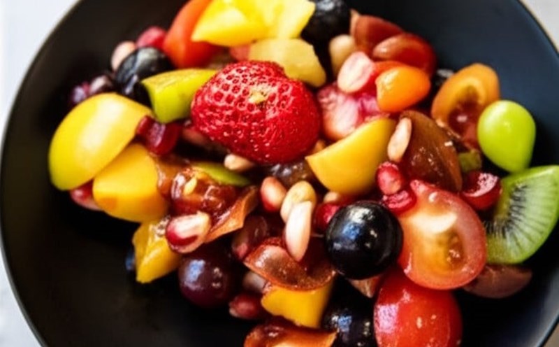 Berry and cherry tomato salad helps support skin health during hot summer days. Photo: Thu Lan