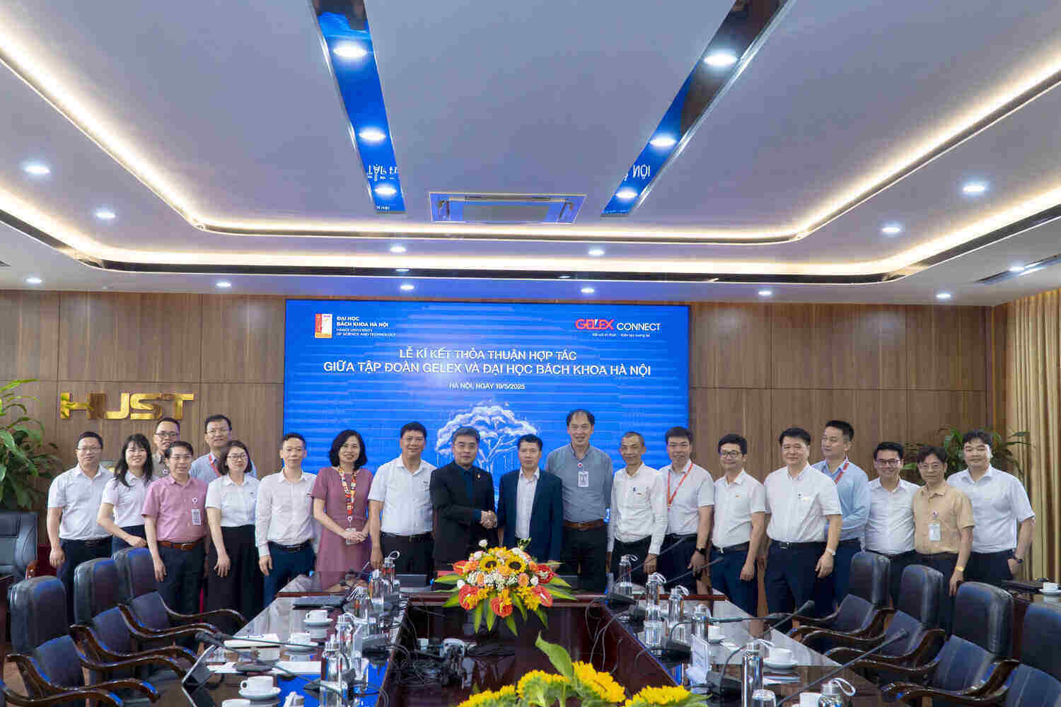 Toan canh Le ky ket Thoa thuan hop tac nham thiet lap quan he doi tac chien luoc toan dien giua Tap doan GELEX va Dai hoc Bach khoa Ha Noi. Anh: GELEX