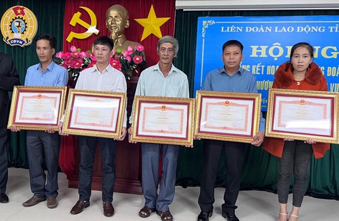 5 trabajadores en la provincia de Binh Dinh recibieron el certificado de merito del Primer Ministro en 2022. Foto: Xuan Nhan Nhan