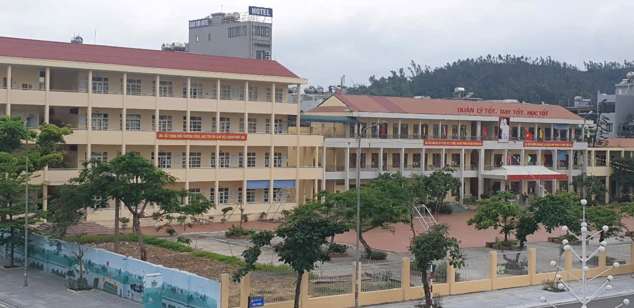 The commune-level government will directly manage primary and secondary schools and public kindergartens as well as the recruitment and transfer of teachers. Photo: Nguyen Hung