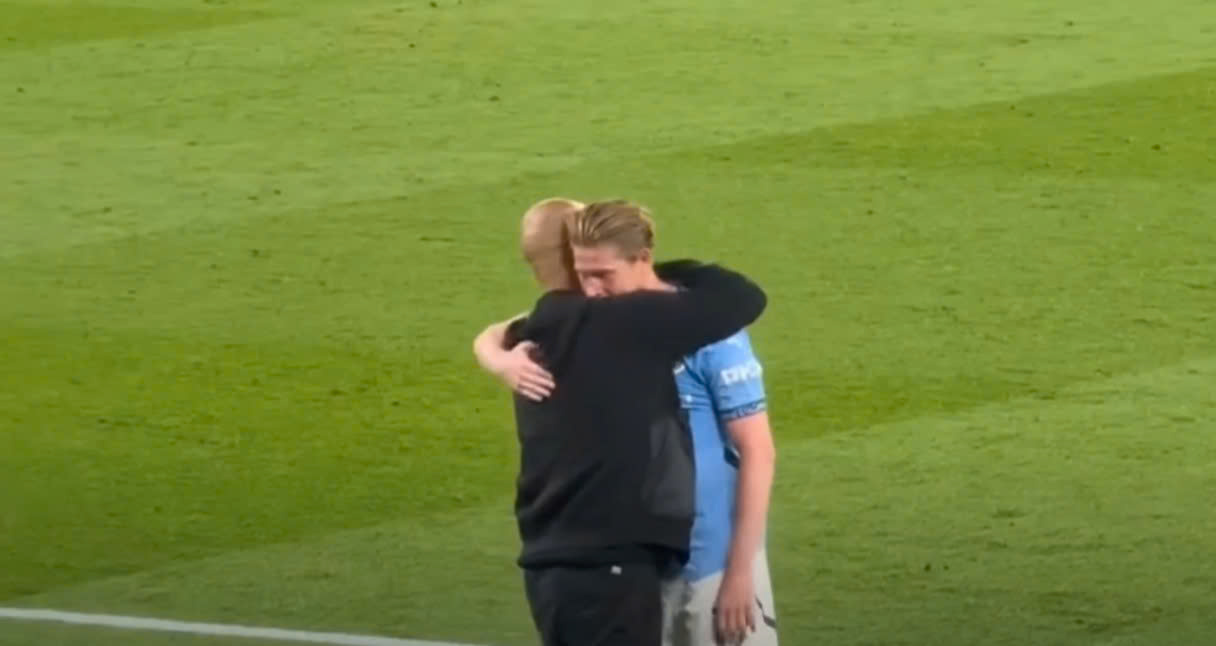Kevin de Bruyne abrazo a Pep Guardiola cuando salio del campo. Foto: Corte del video