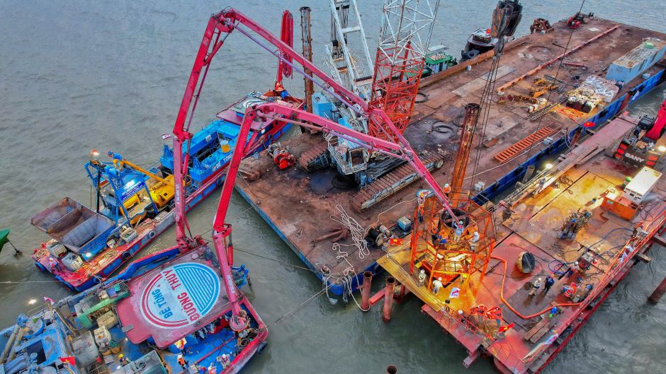 Dai Ngai 1 bridge construction site is bustling with construction day