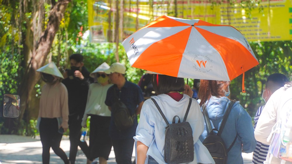 Take measures to prevent drowsiness when doing outdoor activities during hot summer days. Photo: Ta Quang