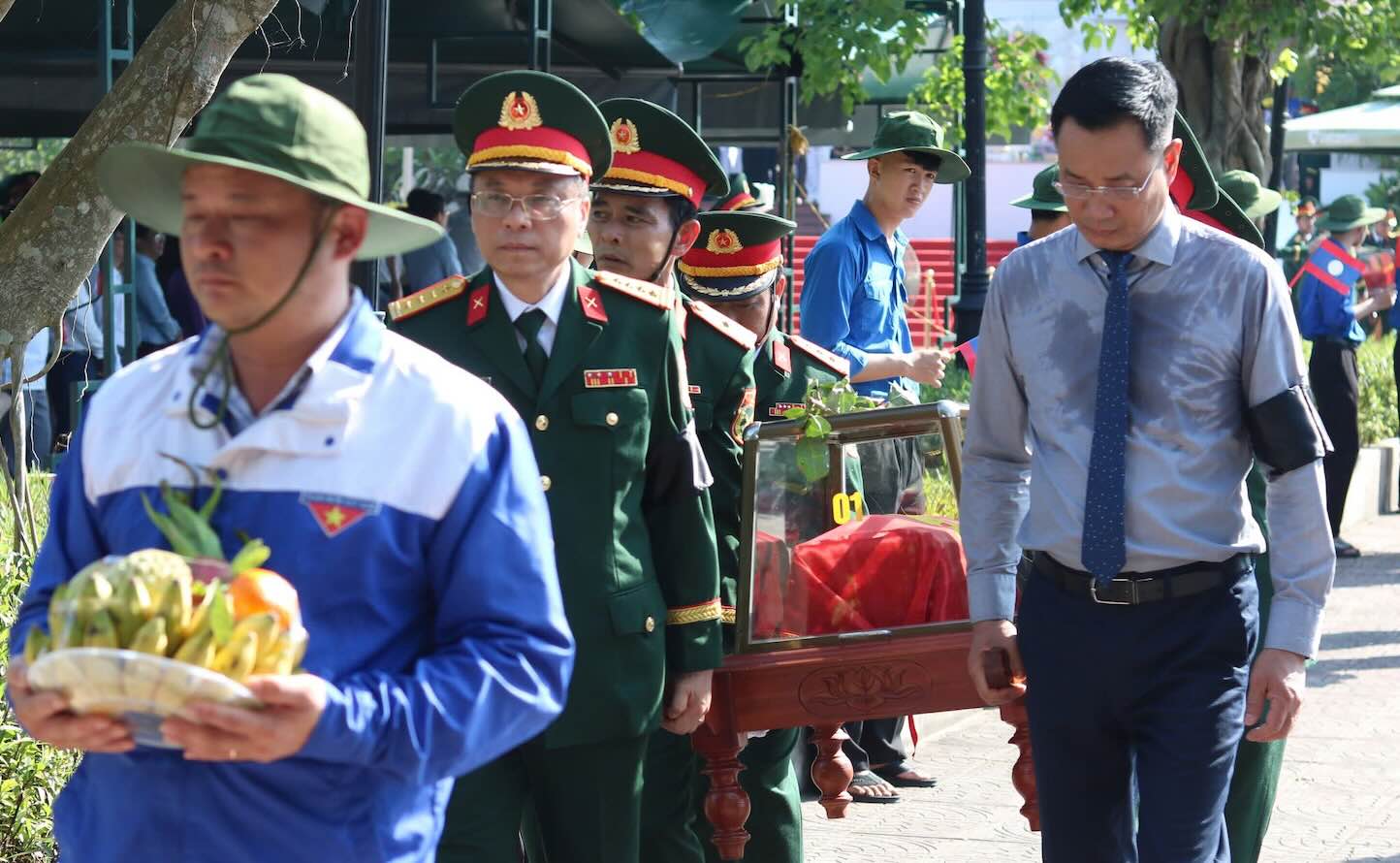Lễ truy điệu, an táng 17 hài cốt liệt sĩ hy tại Lào về đất mẹ ở Quảng Bình. Ảnh: Thanh Phương